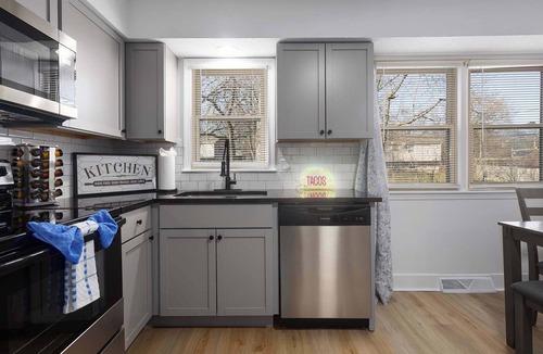 Shawnee House | Spacious Home 5 KingBeds Fenced Yard Pets FIFA