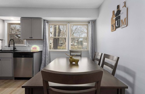Shawnee House | Spacious Home 5 KingBeds Fenced Yard Pets FIFA