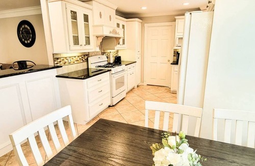 Southeast Houston House | Spacious home, between Hobby & Downtown Sleeps 10