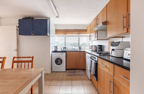 Waltham Abbey Apartment | Spacious Home by Lee Valley Rafting Waltham Cross