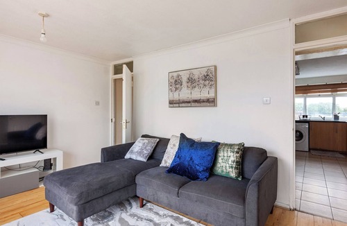 Waltham Abbey Apartment | Spacious Home by Lee Valley Rafting Waltham Cross