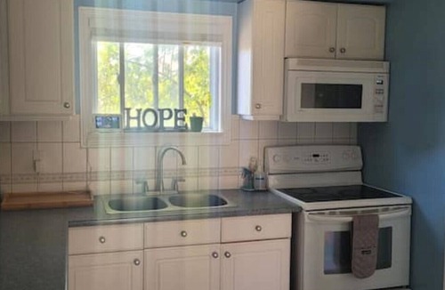 Ajax House | Spacious Home By The Lake (Sleeps up to 12ppl)