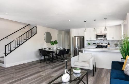 Burbank House | Spacious Home Central Area Airport Free Parking