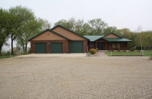 Peterson House | Spacious home close to Lanesboro, MN and the Root River State trail system.