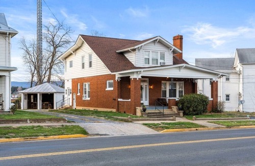 Luray House | Spacious Home Downtown - Walk to Parks & Shops
