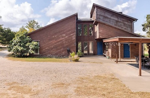 Cedar Creek House | Spacious Home, Friendly Animals, Live Tree Atrium