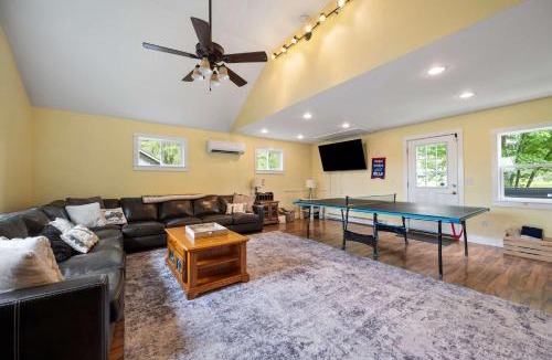 Great Valley House | Spacious Home Hot Tub 2 Living Rooms Pets OK