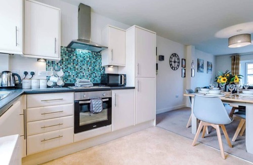 Crewe Condo | Spacious home, ideal for professionals, sleeps 8!