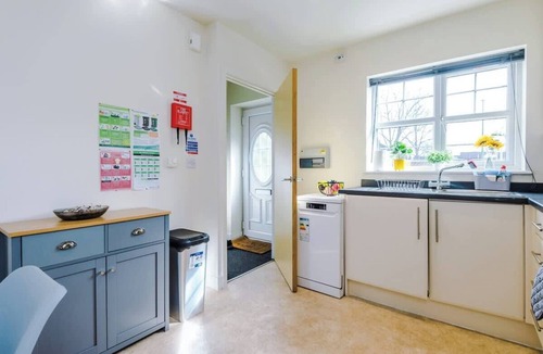 Crewe Condo | Spacious home, ideal for professionals, sleeps 8!