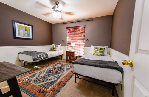 Parkwood House | Spacious Home in a Quiet Neighborhood - with HOT TUB! - Central SA