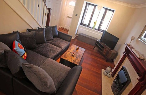 Chester House | Spacious Home in Chester, Large Conservatory