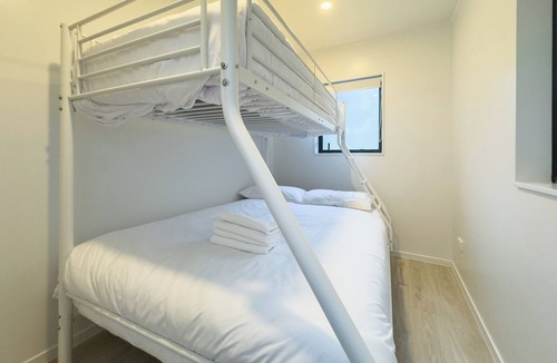 Laingholm House | Spacious Home in Laingholm