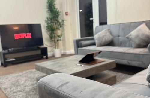 Ipswich House | Spacious Home in Prime location