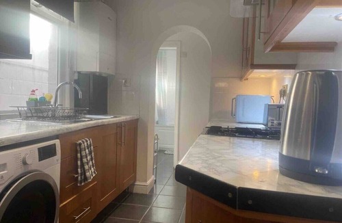 Reading House | Spacious Home in Town Centre with Parking