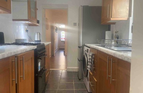 Reading House | Spacious Home in Town Centre with Parking