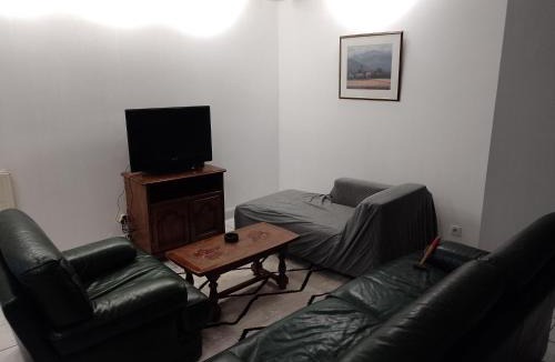 Lieusaint Cabin | Spacious Home - Maison Spacieuse