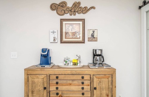 Royal Ridge House | Spacious Home Minutes From Everything - sleeps 10