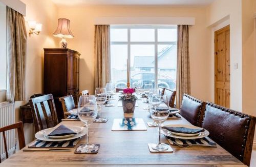 Swalecliffe House | Spacious Home, Minutes Fom The Beach, Free Parking, Large Garden Area, Pets Welcome!