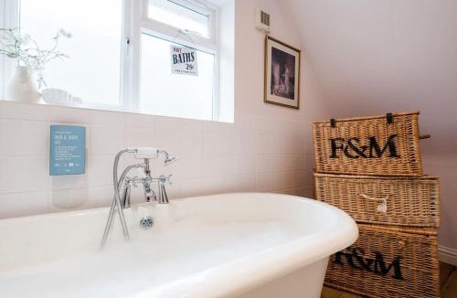 Swalecliffe House | Spacious Home, Minutes Fom The Beach, Free Parking, Large Garden Area, Pets Welcome!