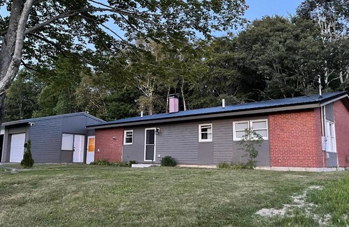 Bangor House | Spacious Home near Airport