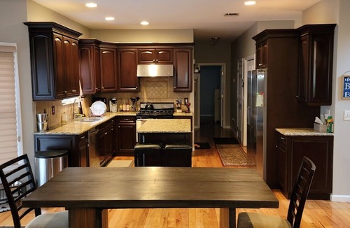 Riverhead House | Spacious home near Aquarium & heart of wine country Shopping & close to Hamptons