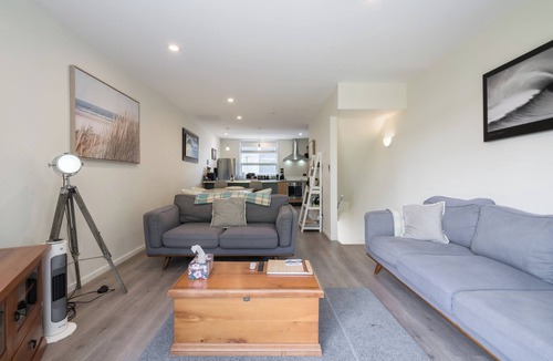 Parnell Apartment | Spacious Home Near CBD | SPA Pool | Parking | 3BR