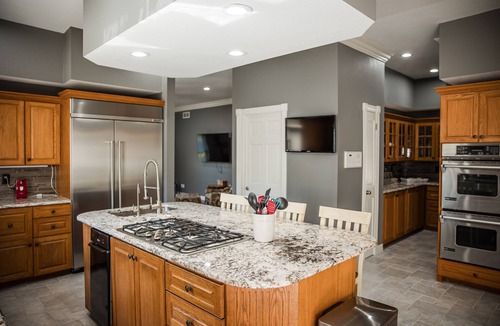 Duquesne House | Spacious Home near MSSU College, Sleeps 21, Games, Cornhole, Large Kitchen