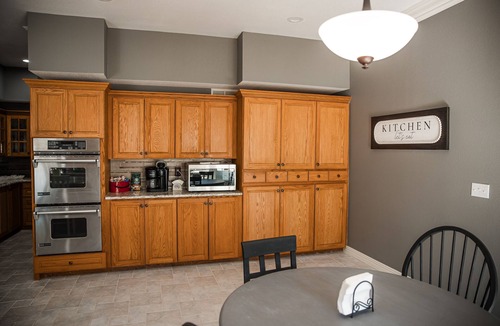 Duquesne House | Spacious Home near MSSU College, Sleeps 21, Games, Cornhole, Large Kitchen