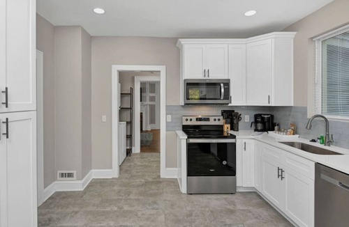 Columbia House | Spacious Home on Gervais | 4BR 2BA | Downtown
