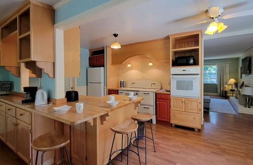 Gold Hill House | Spacious Home on Rogue River | Sleeps 10 | Soaking Tub