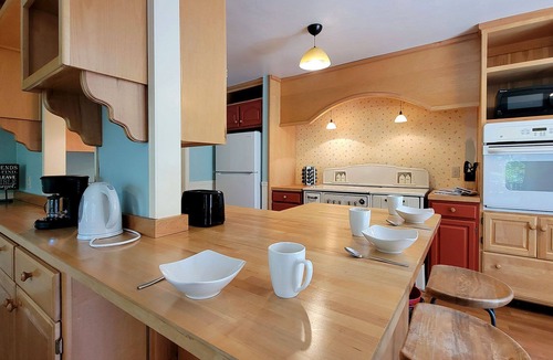 Gold Hill House | Spacious Home on Rogue River | Sleeps 10 | Soaking Tub