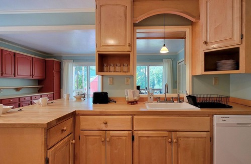 Gold Hill House | Spacious Home on Rogue River | Sleeps 10 | Soaking Tub