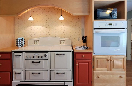 Gold Hill House | Spacious Home on Rogue River | Sleeps 10 | Soaking Tub