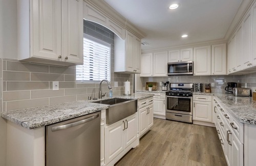 Fullerton House | Spacious Home: Perfect 4 Families, Garage Parking