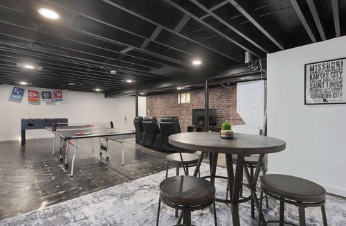 Lee's Summit House | Spacious Home+Sleeps 9+Pets Welcome+Steps to Shops