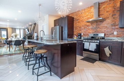 Garden Court House | Spacious Home Sleeps 10/Near Train to Center City