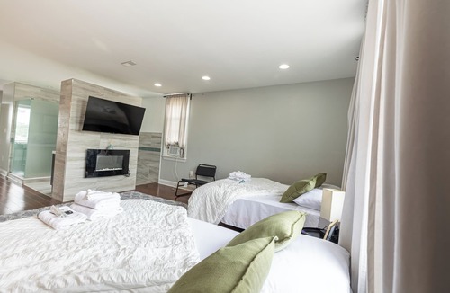 Garden Court House | Spacious Home Sleeps 10/Near Train to Center City