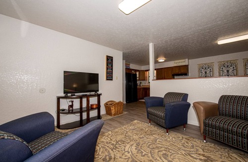 Karns House | Spacious home - Sleeps 12 - Convenient Location