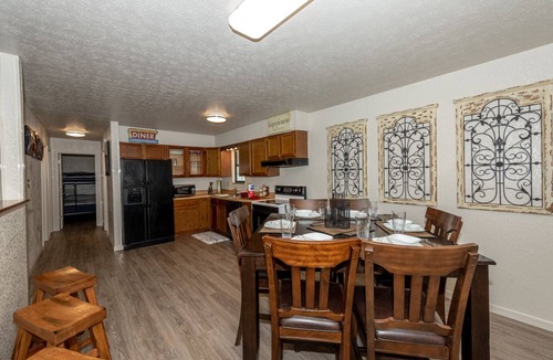 Karns House | Spacious home - Sleeps 12 - Convenient Location