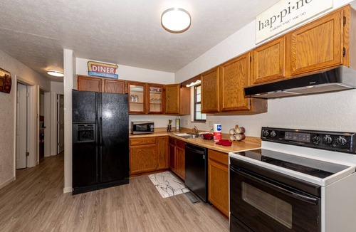 Karns House | Spacious home - Sleeps 12 - Convenient Location