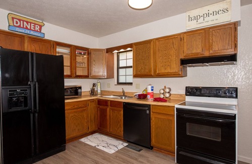 Karns House | Spacious home - Sleeps 12 - Convenient Location
