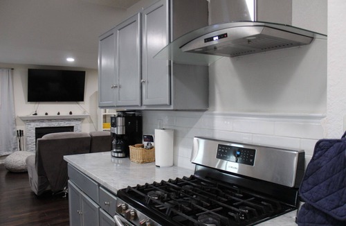 Lancaster House | Spacious Home w/Backyard Basketball + Laundry