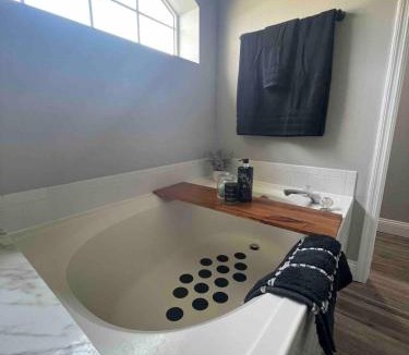 Riverview House | Spacious Home w heated Pool SmartTVs Pool Table