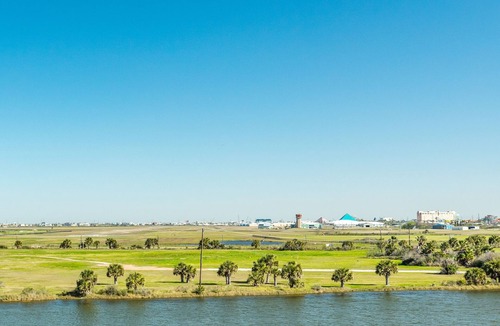 Galveston Condo | Spacious Home w/ Pool & Beachfront Views - Walk to Galveston Beach!