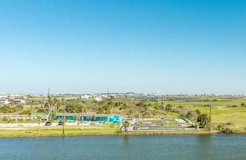 Galveston Condo | Spacious Home w/ Pool & Beachfront Views - Walk to Galveston Beach!
