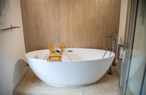 Pontrilas House | Spacious Home, Walk to City Centre & Free Parking