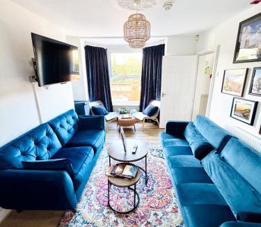 Pontrilas House | Spacious Home, Walk to City Centre & Free Parking