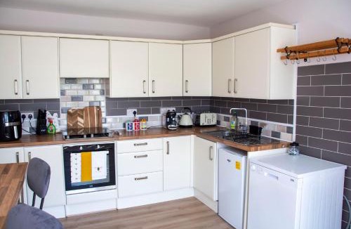 Pontrilas House | Spacious Home, Walk to City Centre & Free Parking