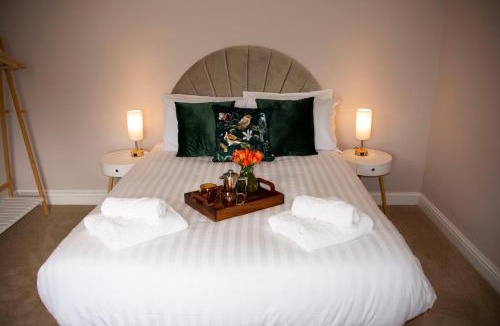 Pontrilas House | Spacious Home, Walk to City Centre & Free Parking