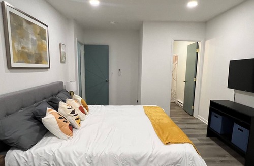 Urbandale House | Spacious home with arcade and game room!